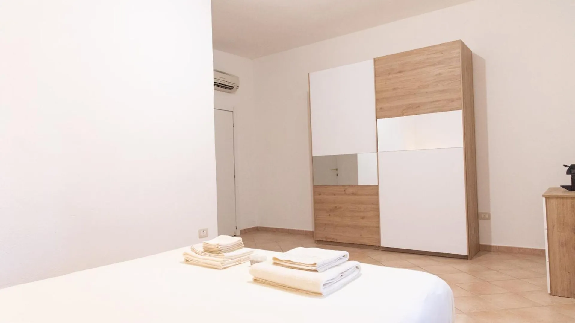 Soraya - Suites & Apartments Palau Bed and Breakfast