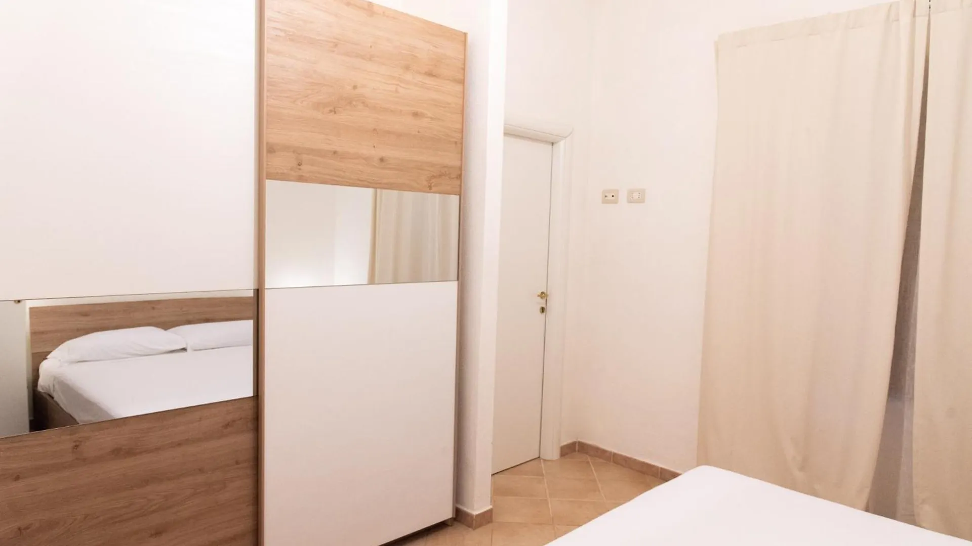 Soraya - Suites & Apartments Palau Bed and Breakfast